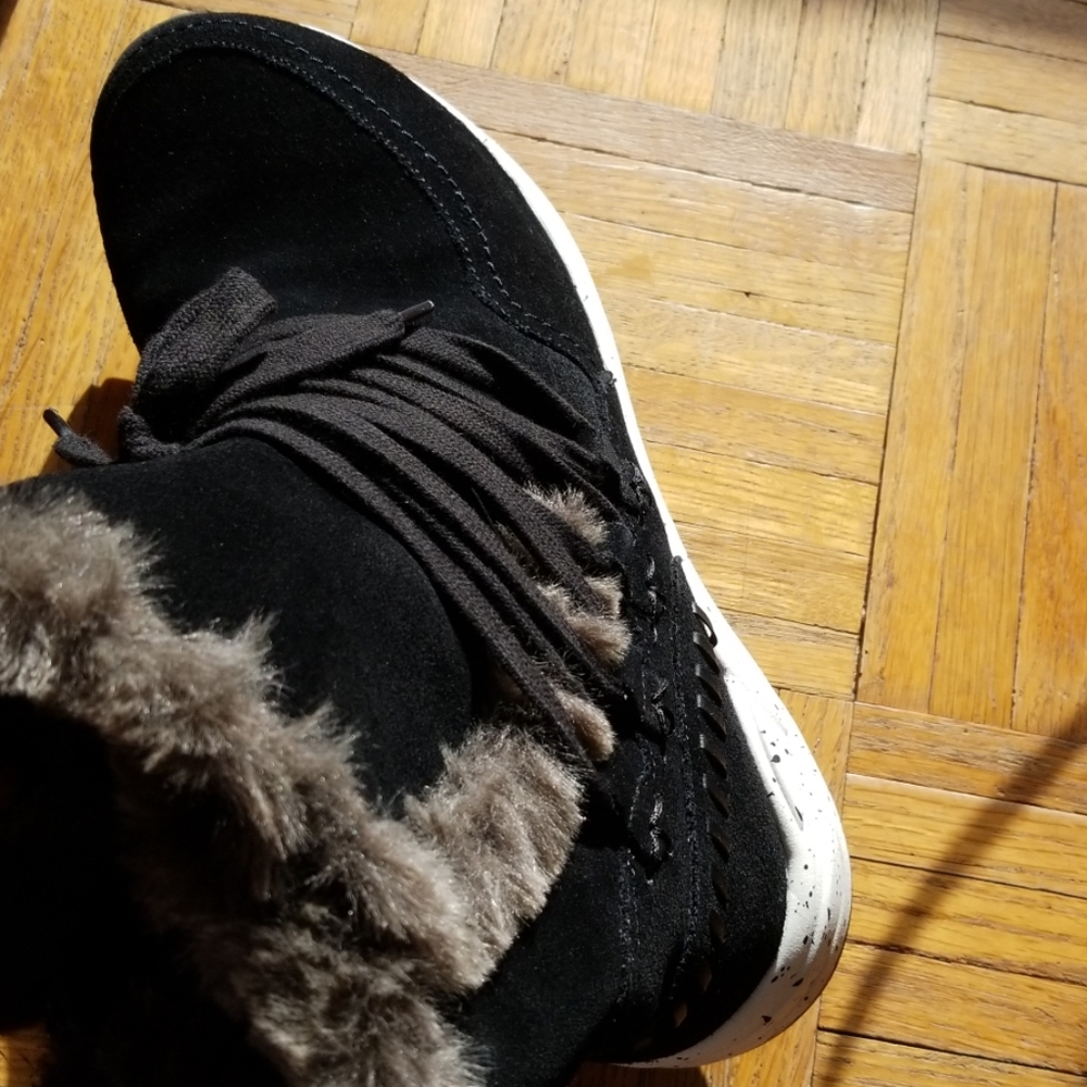 ❄ Earth Black Suede Faux Fur Roamer Boots - Picture 2 of 8